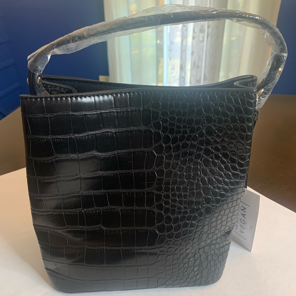 💫HP‼️💫 NWT Revolve AOTA “Elena” Vegan Leather Bucket Bag in Black - Picture 5 of 9